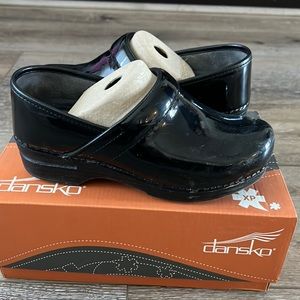 Dansko Wide Pro XP Patent black clog